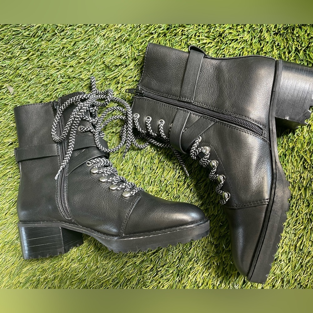 NWT E8 by MIISTA Black Leather lace-up  Ankle Boots